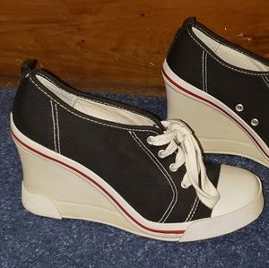 City Sneaks Womens Wedge Sneaker Size 6.5